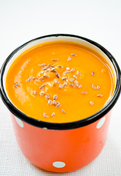 Zuppa vegetariana di crema di carote e zucche con semi di lino
 - Foto, immagini