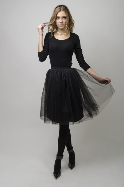 piękna dziewczyna w czarnej sukience - Zdjęcie, obraz