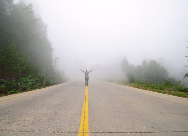 Силуэт человека в тумане
 - Фото, изображение