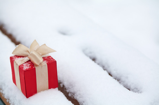 gift box in the snow outdoors - Foto, imagen