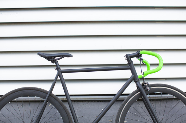 Fixie bike on urban background. Fixed bike. - Foto, afbeelding