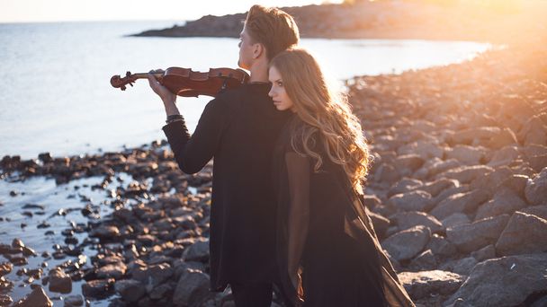 violinist and girl,  young man plays on the background of  sea - Fotografie, Obrázek