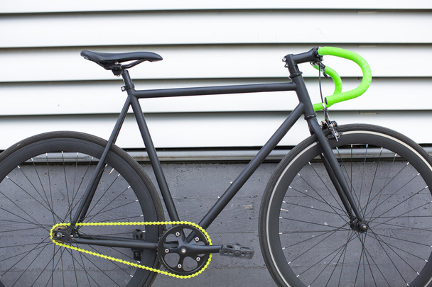 Fixie bike on urban background. Fixed bike. - Zdjęcie, obraz