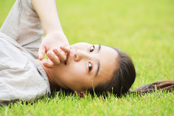 fille couchée dans l'herbe - Photo, image