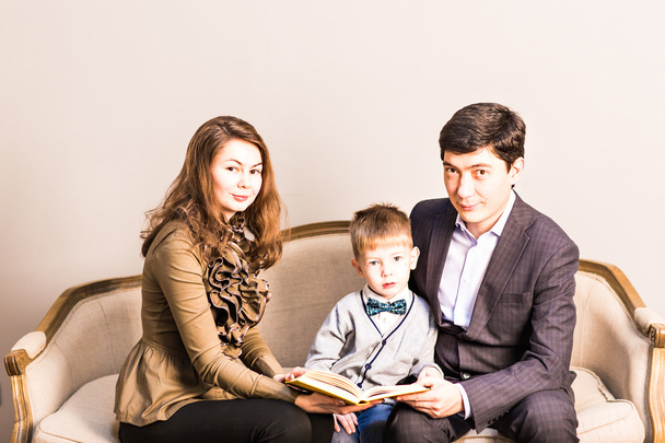 Portrét přátelské rodiny čtení knihy na Štědrý večer - Fotografie, Obrázek