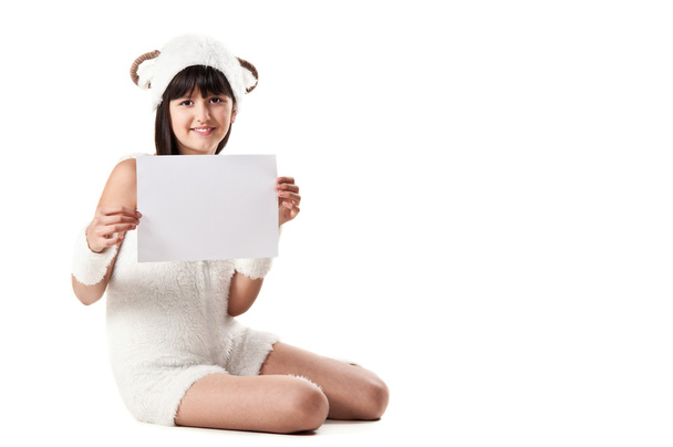 Kis lány öltözött bárány - Fotó, kép