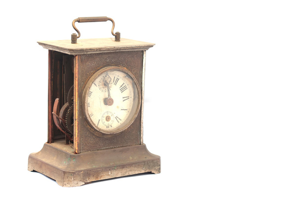 Staré rozbité sloupkové hodiny na bílém pozadí - Fotografie, Obrázek