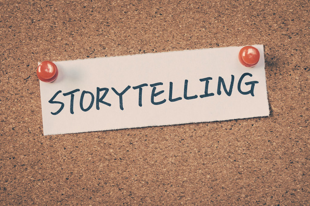 Storytelling-Notiz am Schwarzen Brett befestigt - Foto, Bild