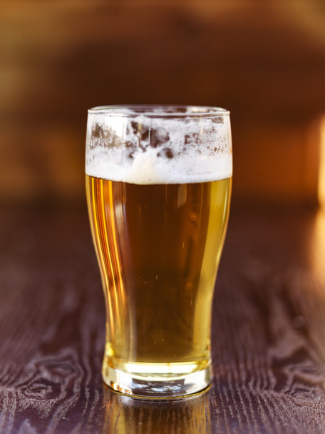 glass of beer on counter top - Foto, Imagem