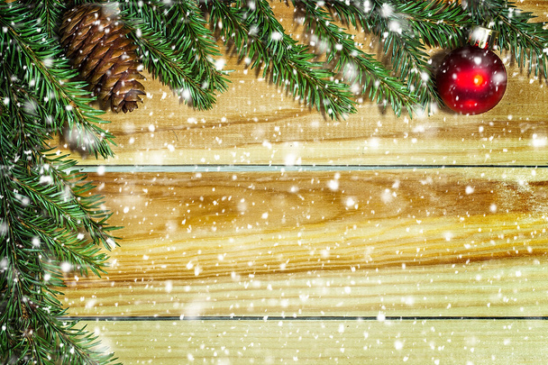 Fondo navideño con abeto sobre madera. copos de nieve
 - Foto, imagen