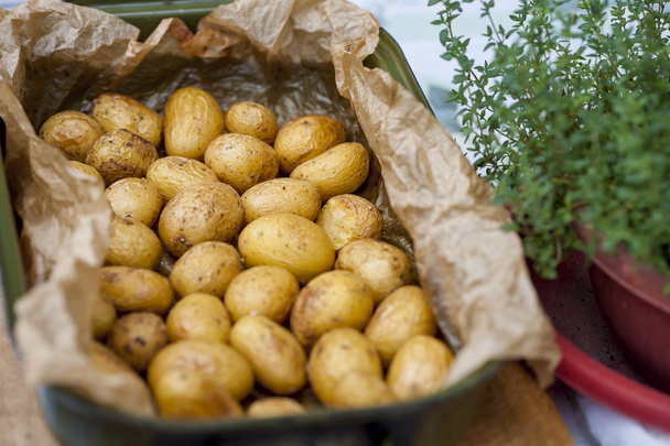 πατάτες φούρνου στο δέρμα τους - Φωτογραφία, εικόνα