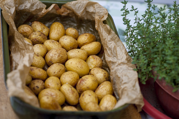 gebakken aardappelen in hun huid - Foto, afbeelding