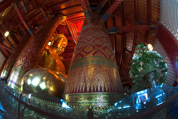 Luang Pho Tho in Wat Phanan Choeng,Ayutthaya,Thailand. - Foto, afbeelding
