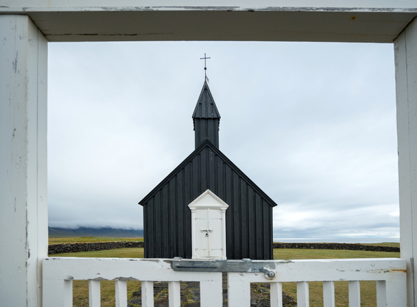 Budir Iglesia Negra en la parte norte de Islandia
 - Foto, imagen