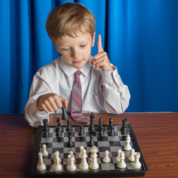 chłopiec gra w szachy - Zdjęcie, obraz