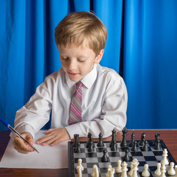 αγόρι παίζοντας σκάκι - Φωτογραφία, εικόνα