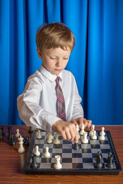 chlapec hraje šachy - Fotografie, Obrázek