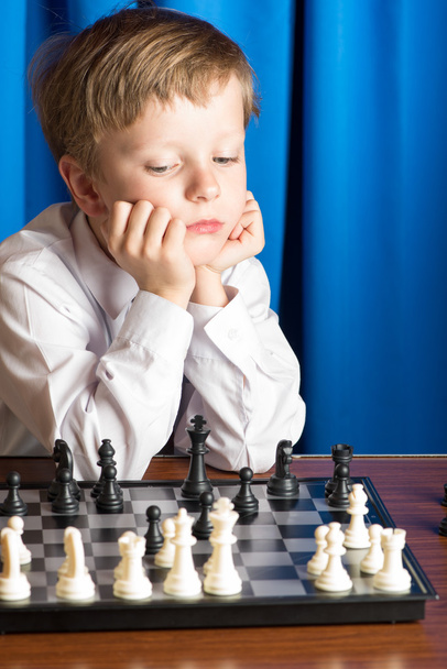 Poika pelaa shakkia
 - Valokuva, kuva