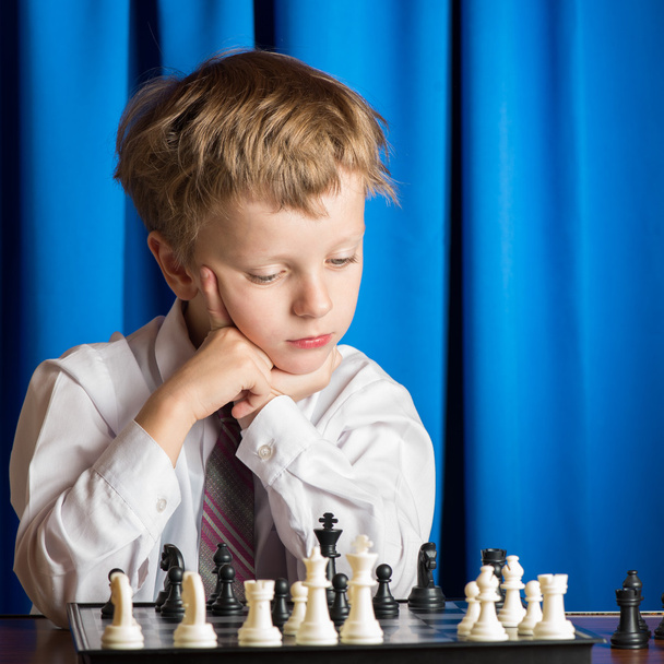 チェスをしている少年 - 写真・画像