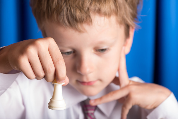 Хлопчик гри в шахи
 - Фото, зображення