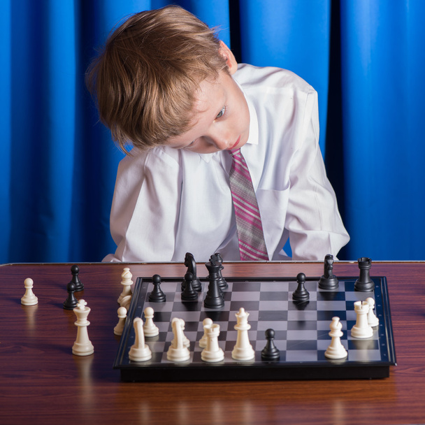 Chico jugando ajedrez
 - Foto, imagen