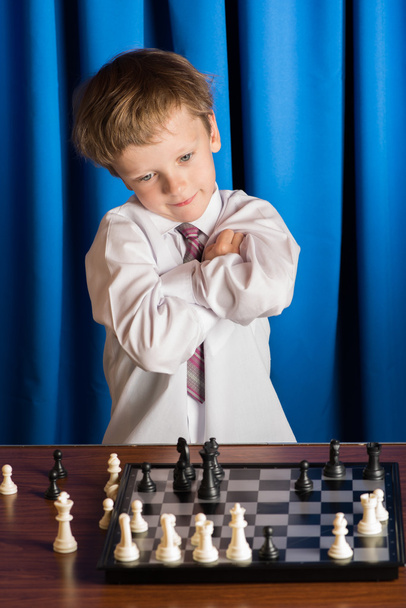 chłopiec gra w szachy - Zdjęcie, obraz