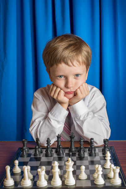 Poika pelaa shakkia
 - Valokuva, kuva