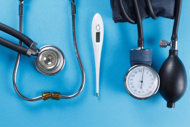 Medical devices stethoscope, tonometer, and thermometer - Foto, immagini
