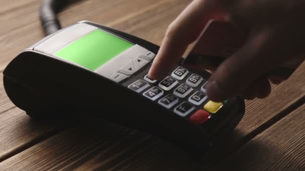 Ręczne przesuwanie karty kredytowej na terminalu POS - Materiał filmowy, wideo