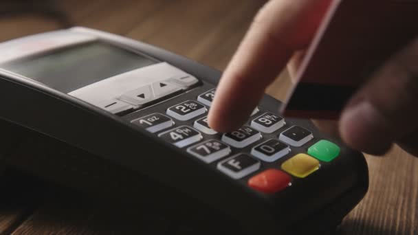 Σάρωση με το χέρι της πιστωτικής κάρτας στο τερματικό POS - Πλάνα, βίντεο