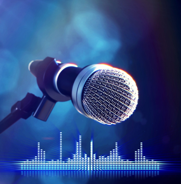 micrófono en el escenario con fondo azul - Foto, Imagen