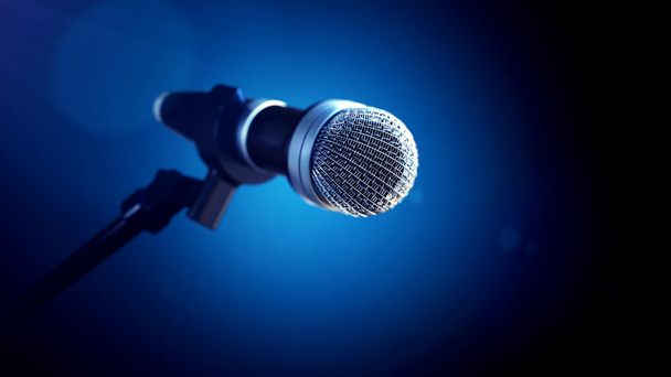 micrófono en el escenario con fondo azul - Foto, imagen