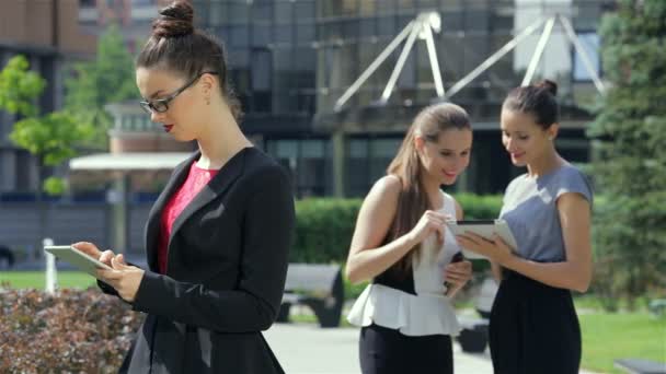 Geschäftsfrau arbeitet an einem Tablet über den Hintergrund ihrer Geschäftspartner - Filmmaterial, Video