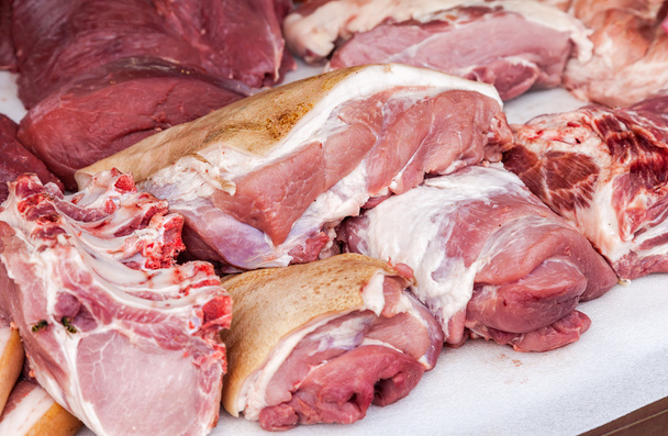 Carne tritata cruda pronta per la vendita nel mercato agricolo locale
 - Foto, immagini