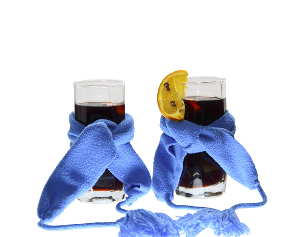Dos copas de vino caliente bufandas de color azul oscuro sobre un fondo blanco
 - Foto, imagen