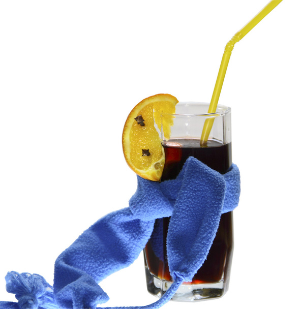 Um copo mulled vinhos com um cachecol azul escuro em um backgroun branco
 - Foto, Imagem