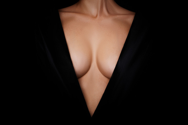 Topless kobiety ciała obejmujące jej duże piersi - Zdjęcie, obraz