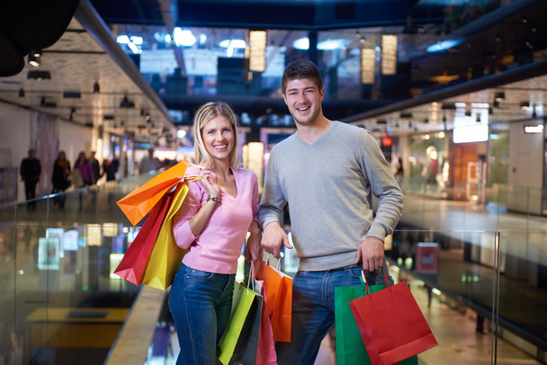 young couple with shopping bags - Foto, afbeelding