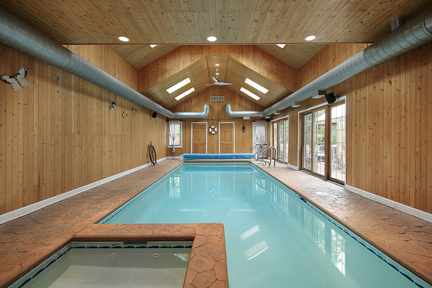 Критий басейн з дерев'яним сайдингом
 - Фото, зображення