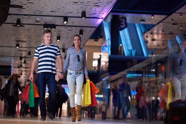 pareja joven con bolsas de compras - Foto, imagen