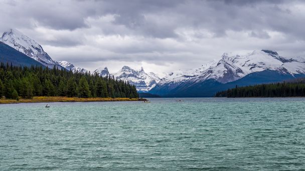 Lago Maligne en el Parque Nacional Jasper en Canadá con la cordillera Elizabeth
 - Foto, Imagen