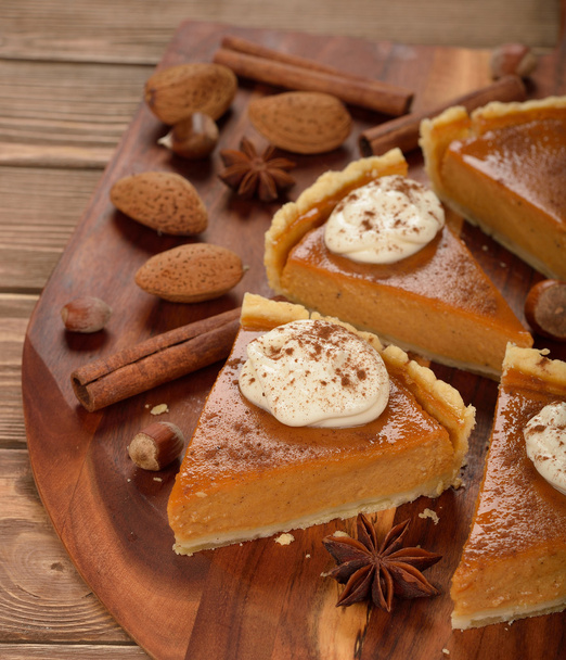 Pumpkin pie with cream - Foto, immagini