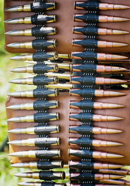 Kugeln in Munitionsgürtel für Maschinengewehr - Foto, Bild