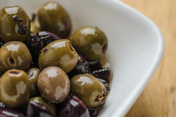 Olives mélangées dans un bol blanc
 - Photo, image