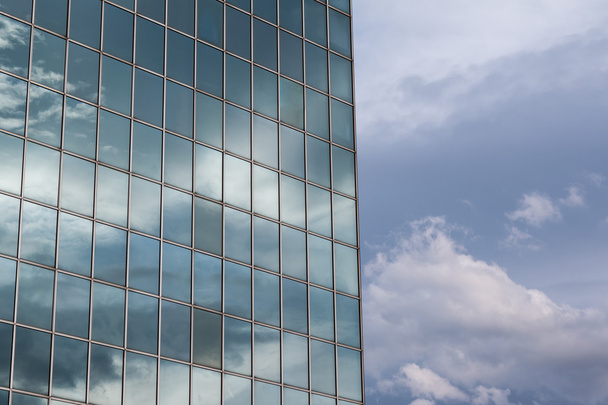 現代の建築ガラス ・ ガラス曇りの青い空を反映して - 写真・画像