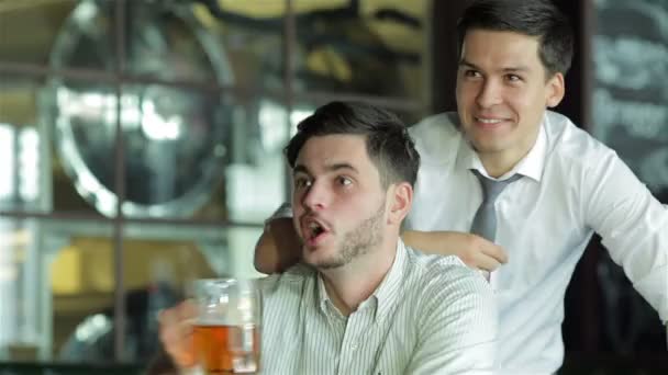 Dwóch udanych biznesmenów przyjaciół pić piwo i cieszyć się i krzyczy razem - Materiał filmowy, wideo