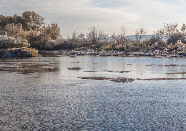 川 Teterev の冷ややかな日の出 - 写真・画像