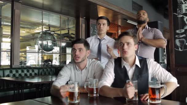 Cuatro amigos hombres de negocios beben cerveza y se regocijan
 - Metraje, vídeo