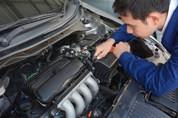 Automechaniker repariert Auto - Foto, Bild