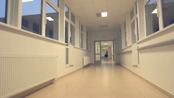 Stabilizované sledování snímku v nemocniční chodbě - Záběry, video